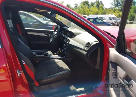 2013 Mercedes-Benz C 300 Luxury 4Matic/Sport 4Matic z USA, uszkodzony, nr VIN WDDGF8AB8DG047453